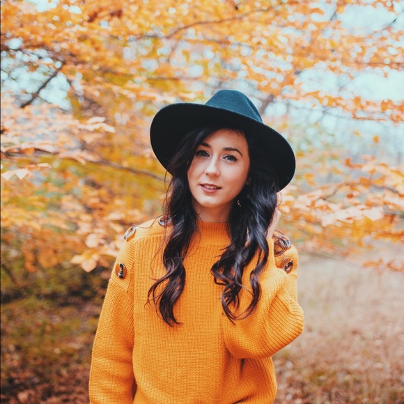 Meet your Posher, Alyssa. - Picture 2 of 2